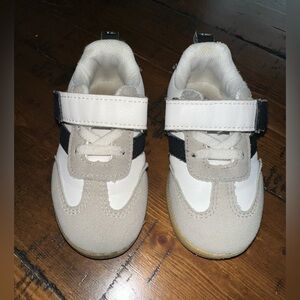 Kids Sneakers with Velcro Strap in White, Black and Gray.